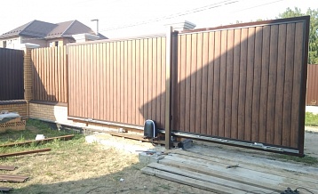 Откатные ворота с автоматикой, наполнение сайдинг-брус, Омск, 12 северная